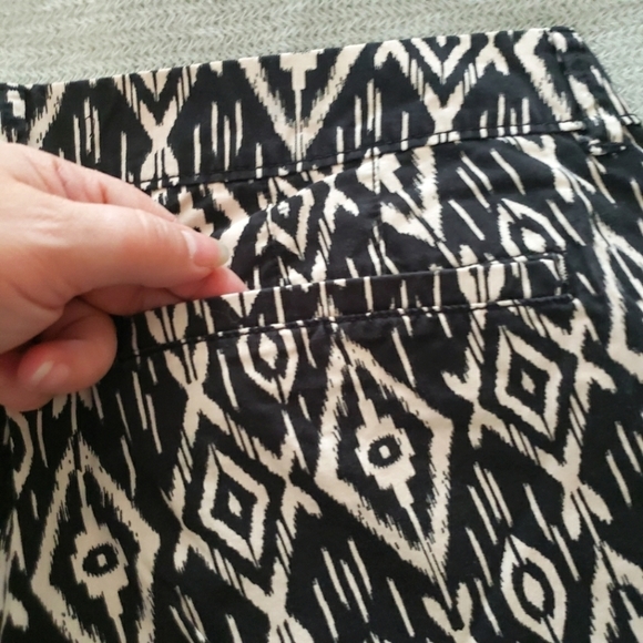 Old Navy ladies 12 cream/black ikat print 3" inseam shorts - Picture 5 of 6